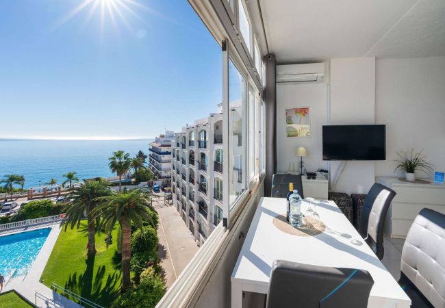 Essbereich im Carabeo 45 mit Meer- und Poolblick.