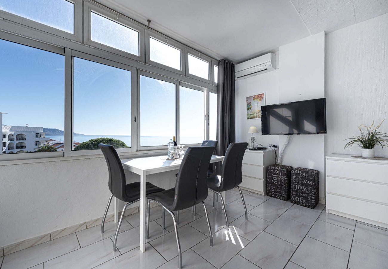 Helles Wohnzimmer mit Essplatz im Edificio Carabeo.