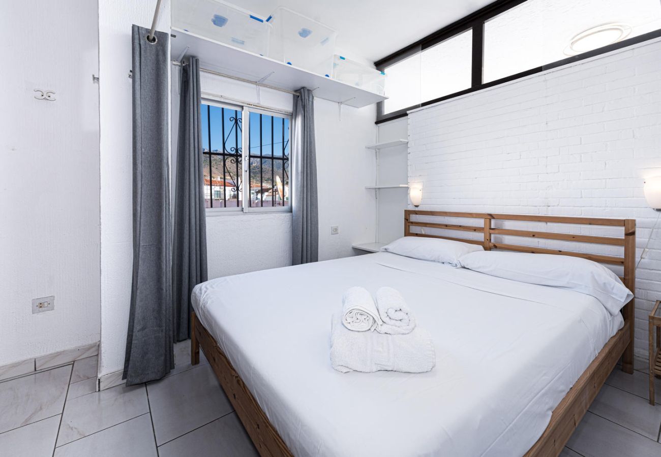 Hauptschlafzimmer mit Doppelbett und Profi-Bettwäsche.