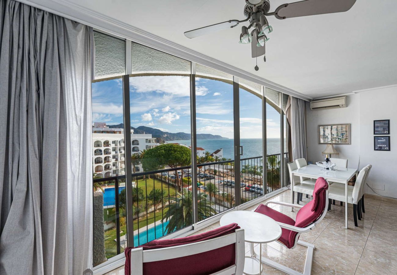 Wohnzimmer mit Panoramafenster, Meerblick und Essbereich in der Ferienwohnung Carabeo 50, Nerja