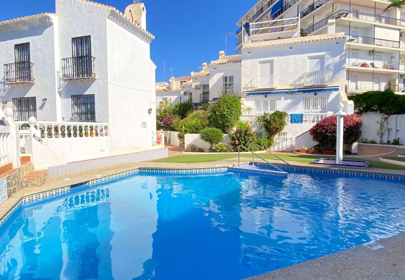 Gemeinschaftspool in der Anlage Bajamar Nerja zwischen weißen Häusern