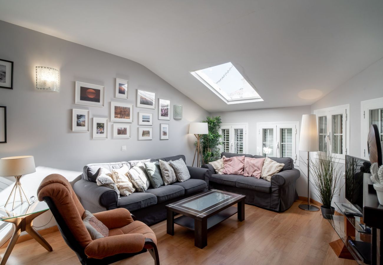 Private Eingangsterrasse mit Sitzbereich im Viertel Zona Parador Nerja