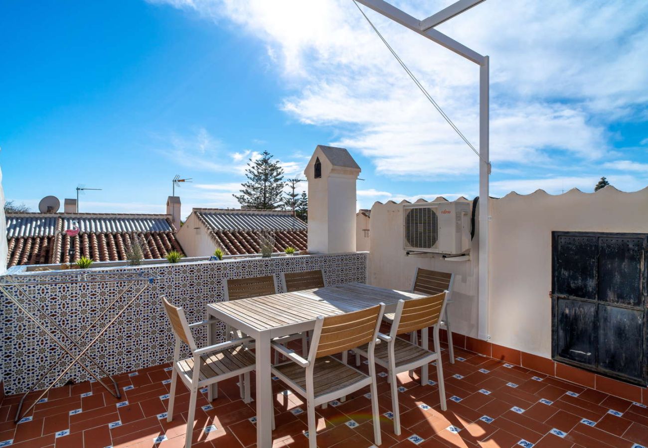Private Dachterrasse mit Essbereich und Grill in Nerja