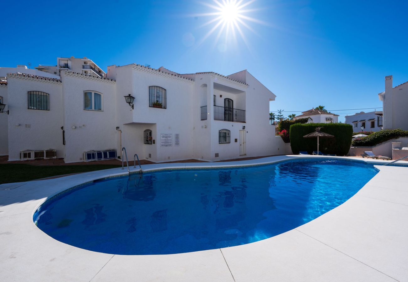 Gemeinschaftspool für Gäste in der Anlage Los Pinos Nerja.