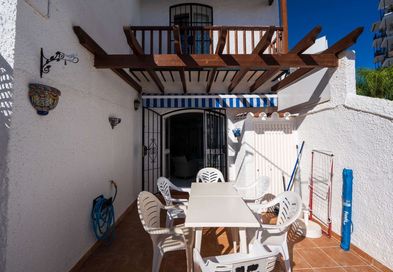 Private Terrasse mit Sonnenliegen und Essbereich im Freien in Nerja.