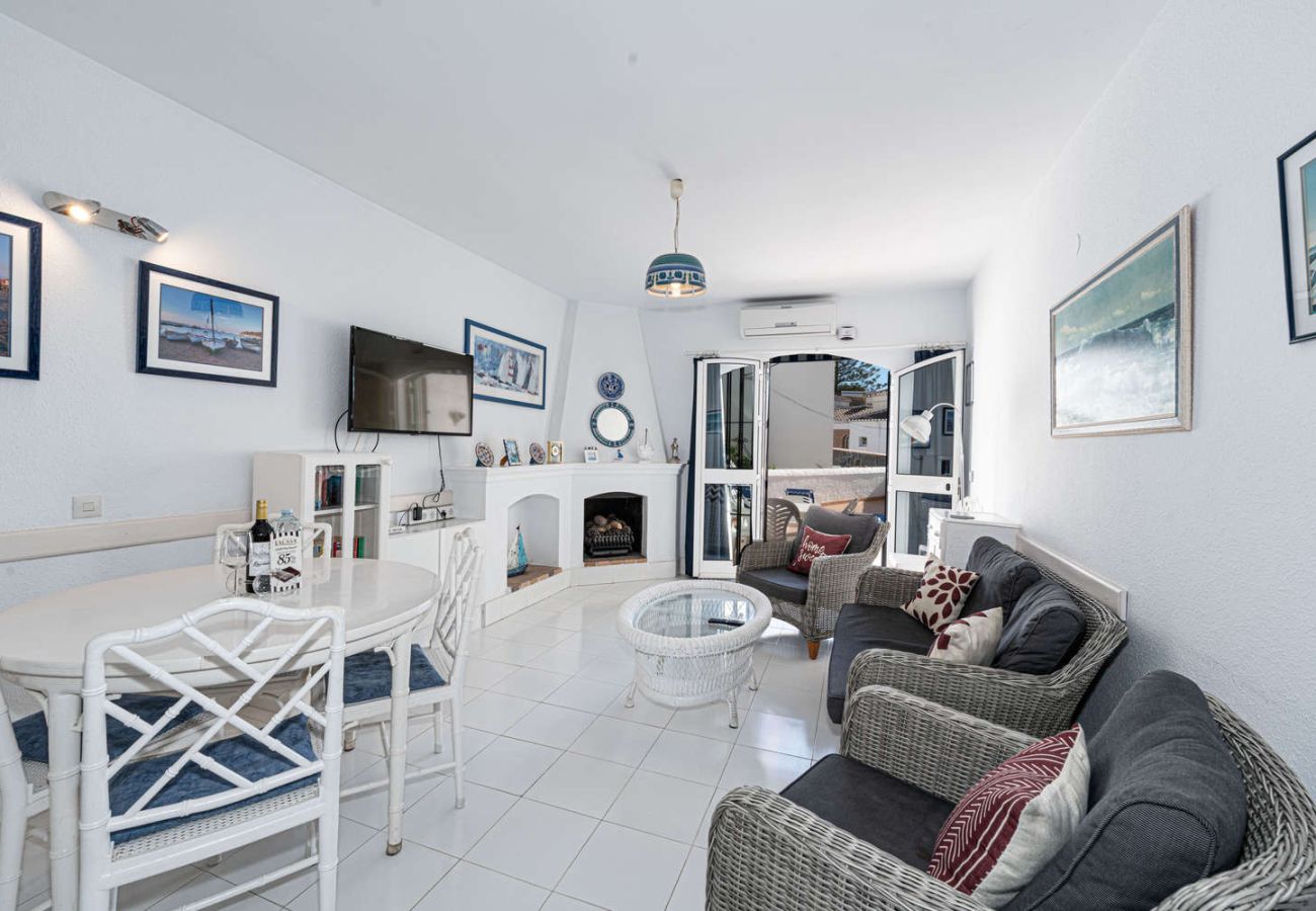 Wohn- und Essbereich mit Klimaanlage und direktem Zugang zur privaten Terrasse.