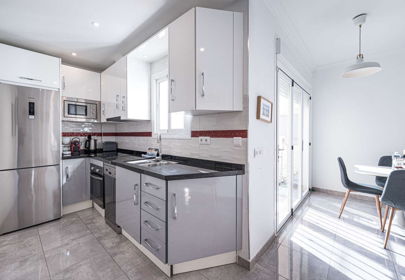 Voll ausgestattete moderne Küche in Ferienwohnung in Nerja.