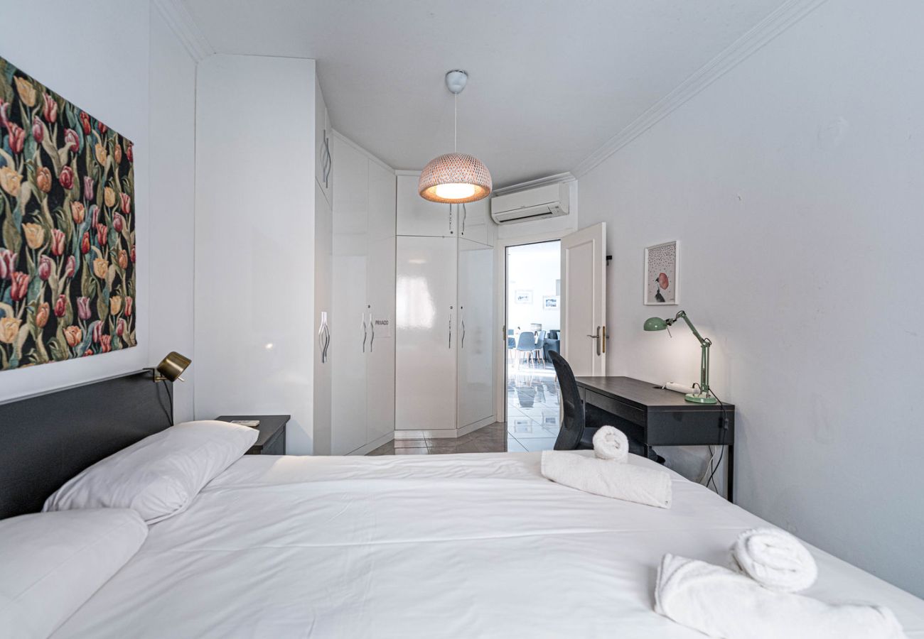 Schlafzimmer mit Doppelbett und Arbeitsplatz für Home-Office in Nerja.