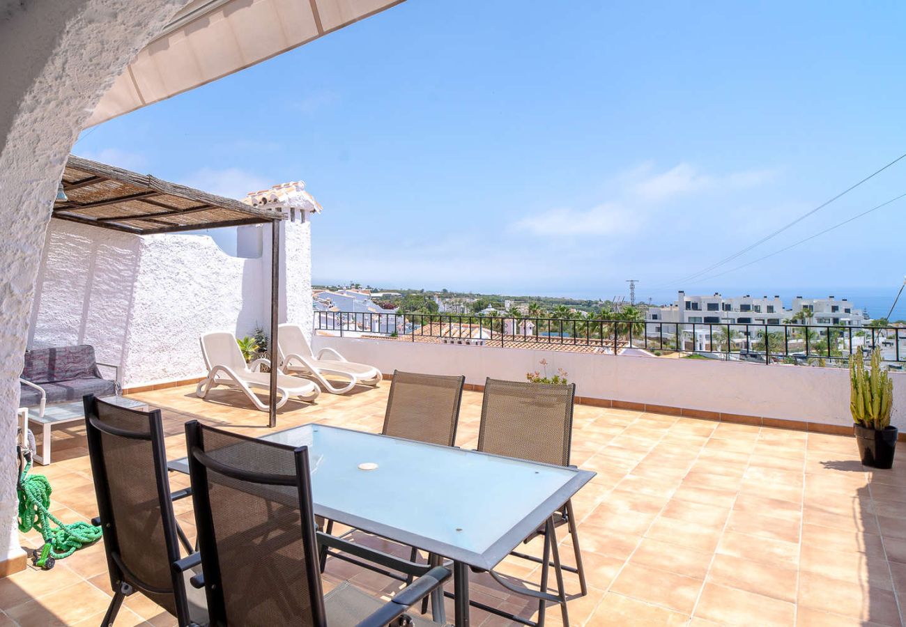 Panoramablick auf das Mittelmeer und die Stadt Nerja von der privaten Terrasse.