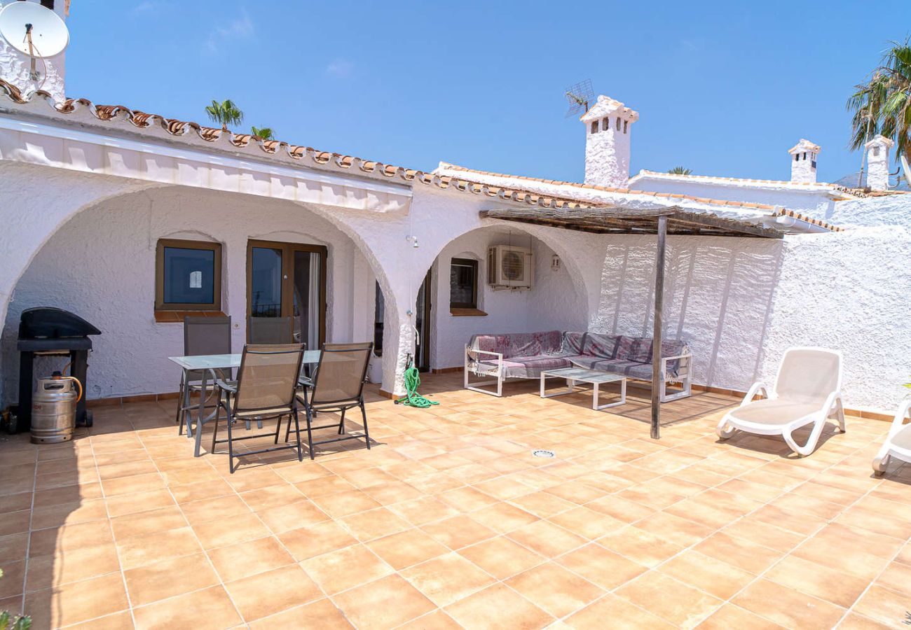 Große 30m² Terrasse mit Esstisch im Freien und Sonnenliegen in Capistrano Village.