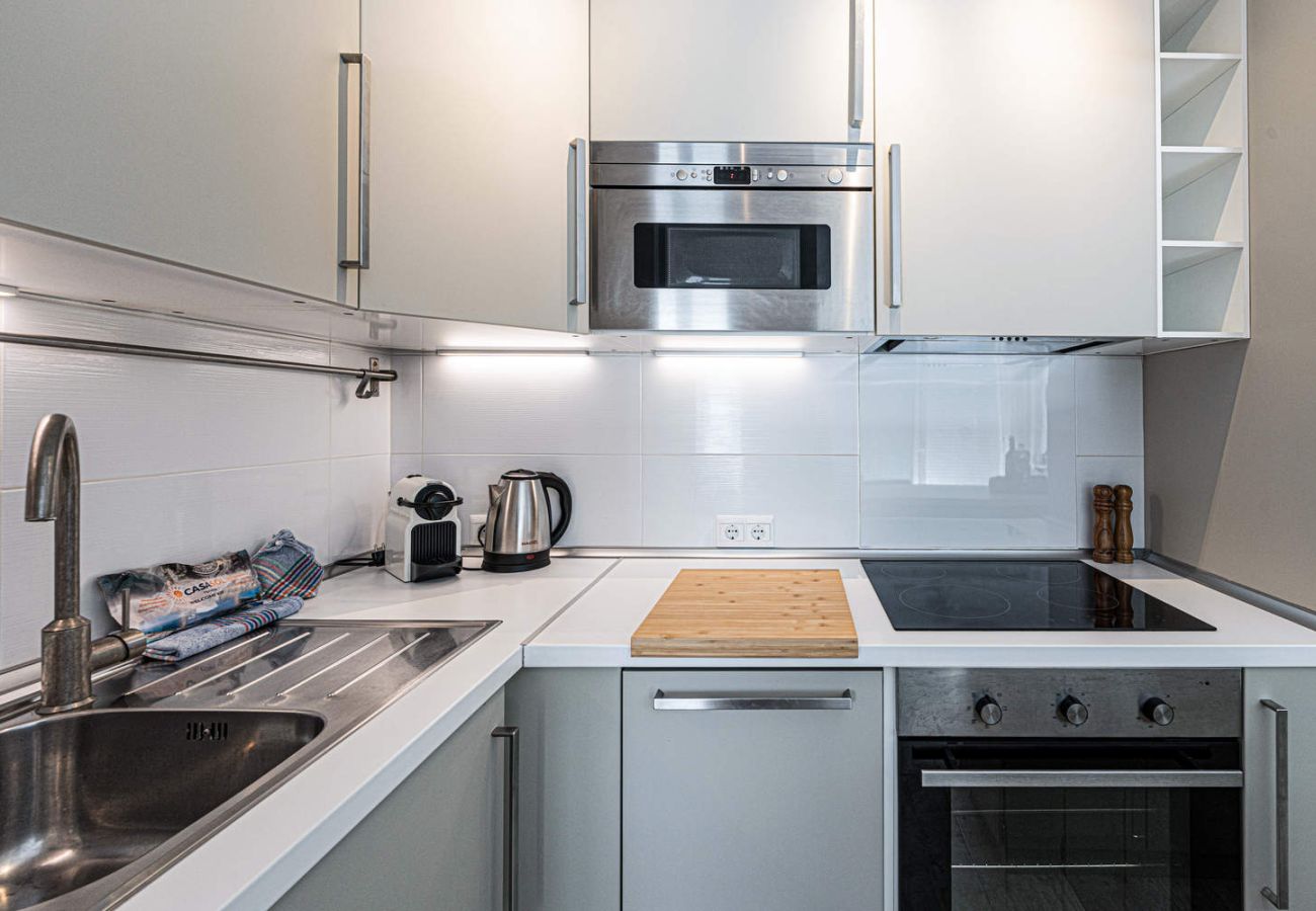 Voll ausgestattete offene Küche im Apartment Acapulco Playa 302.