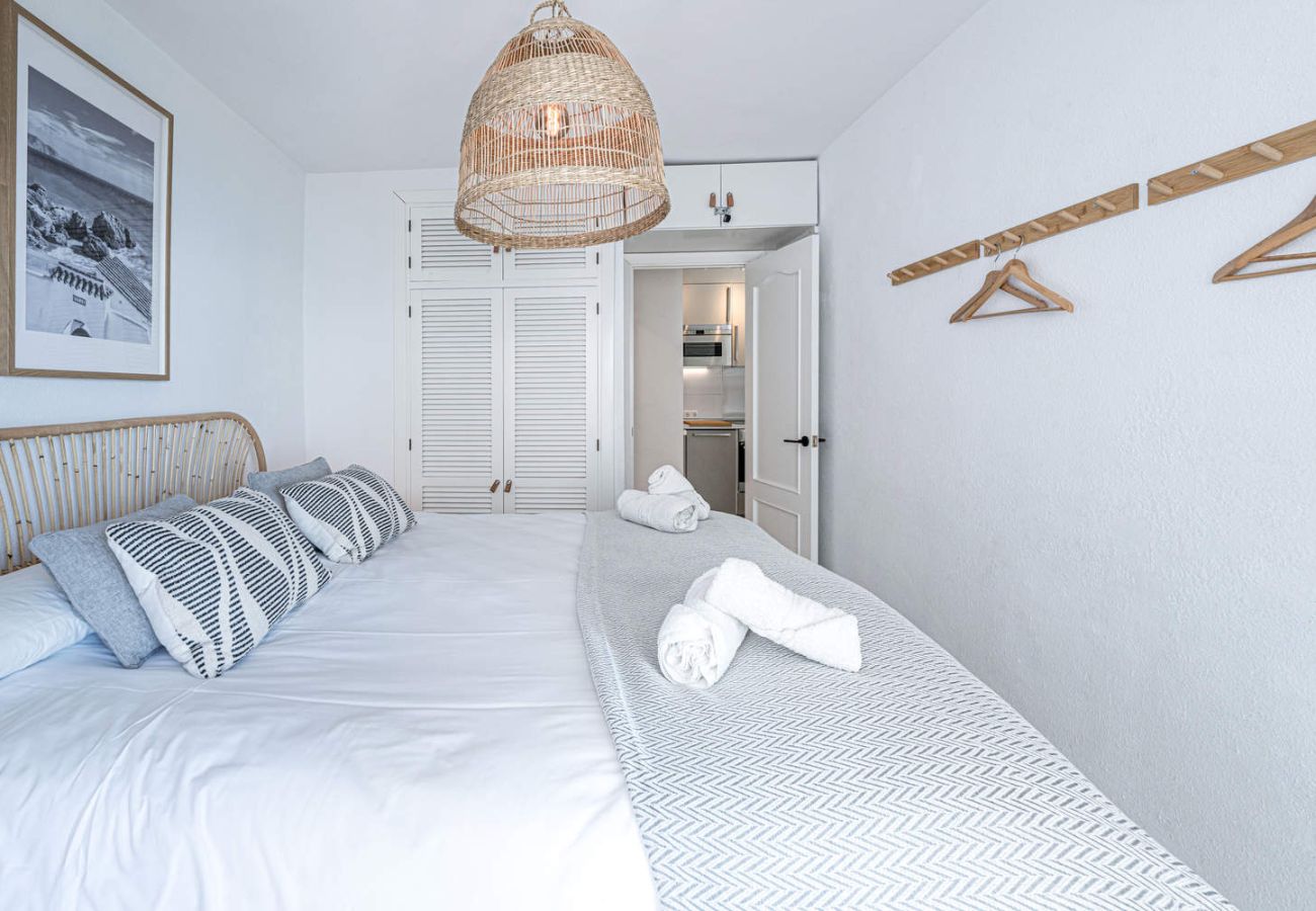 Schlafzimmer mit Doppelbett (180 x 200 cm) in Acapulco Playa 302.