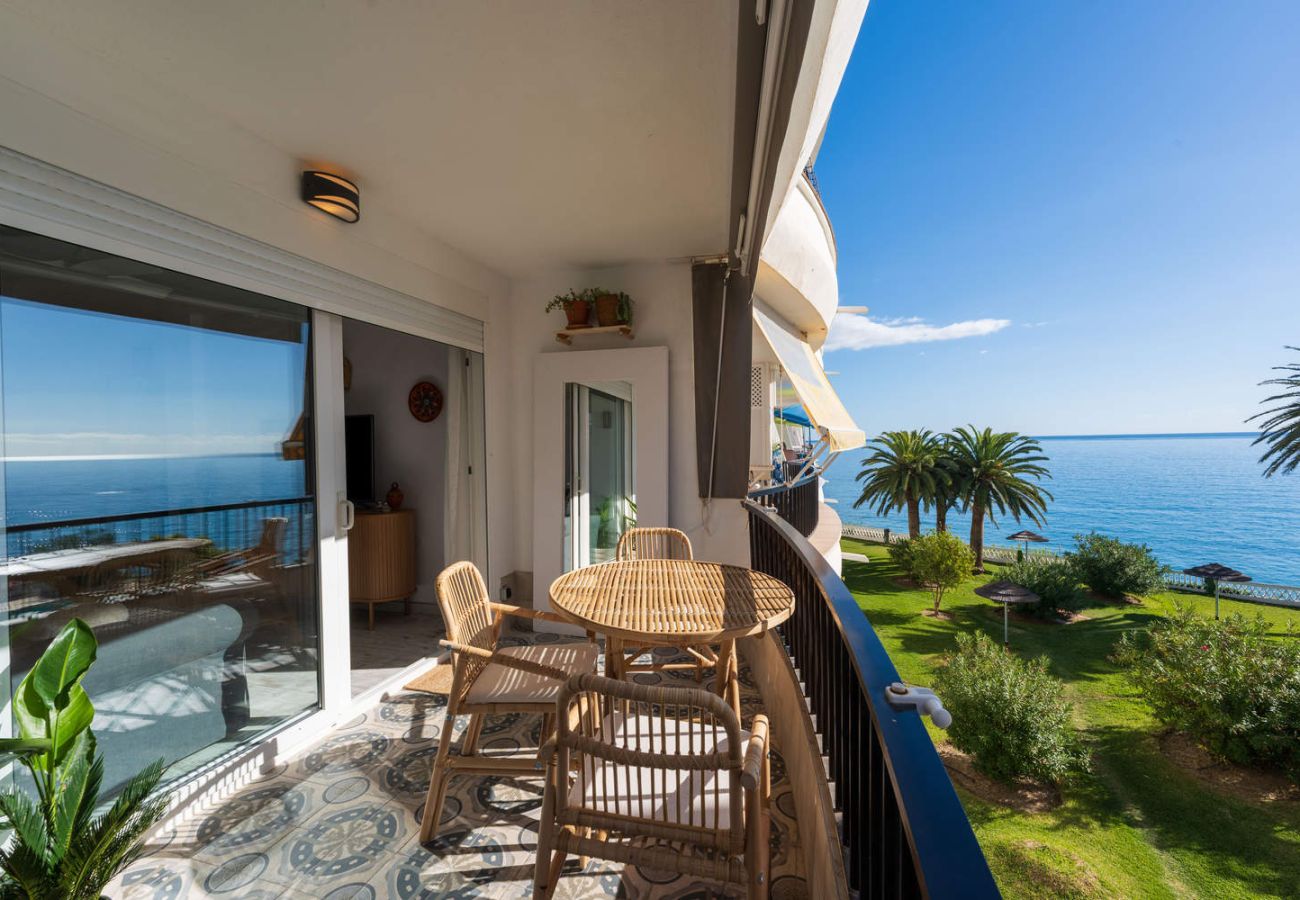 Balkon der Unterkunft mit sonnigem Himmel und Blick auf das Meer und den Garten