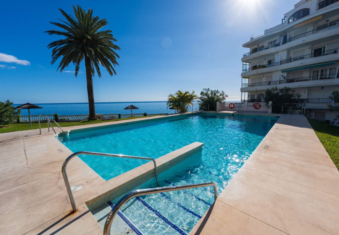 Piscina condominiale di Acapulco 302 in una giornata di sole