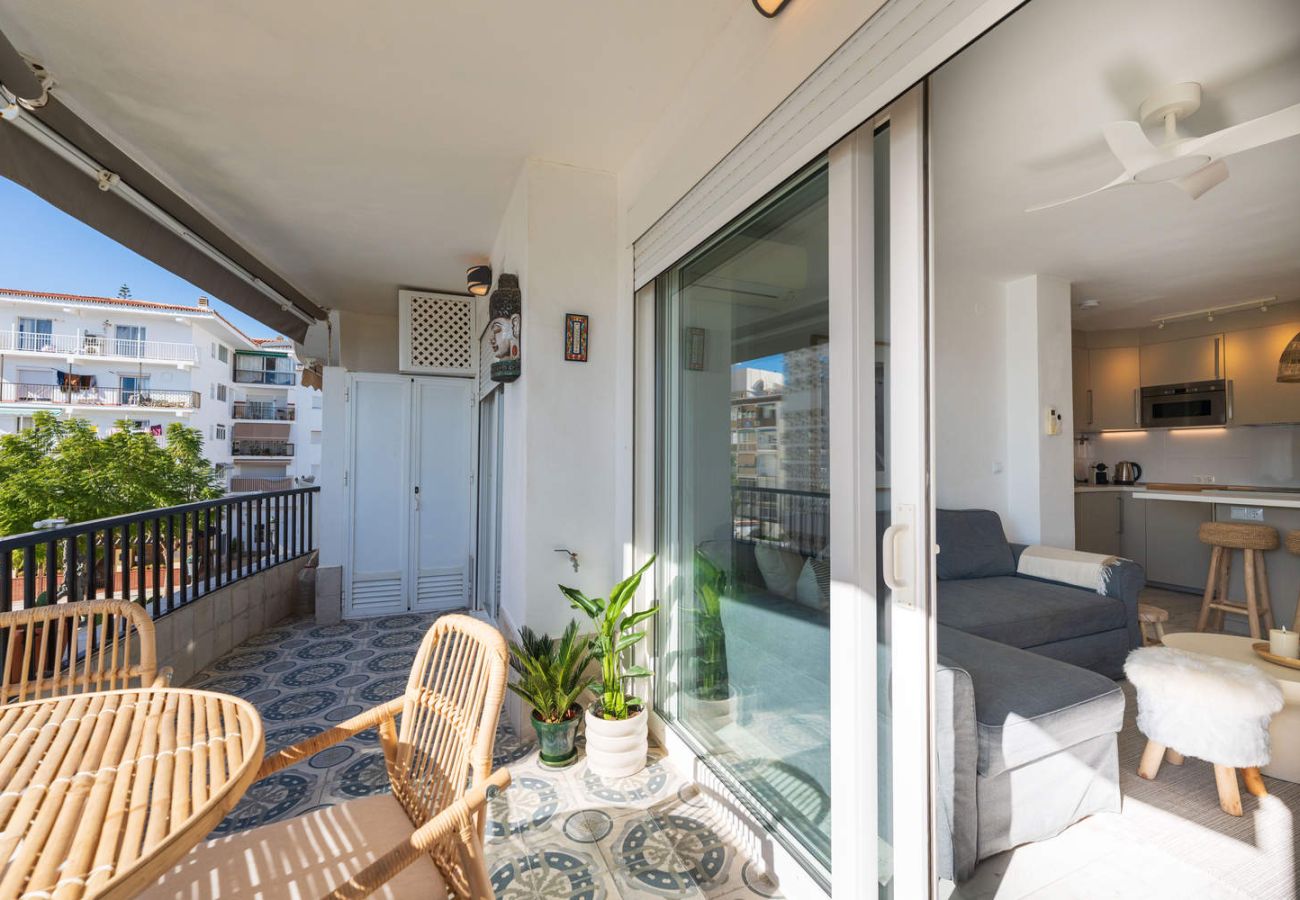 Blick von der Terrasse ins Innere der kürzlich renovierten Wohnung Acapulco Playa 302.