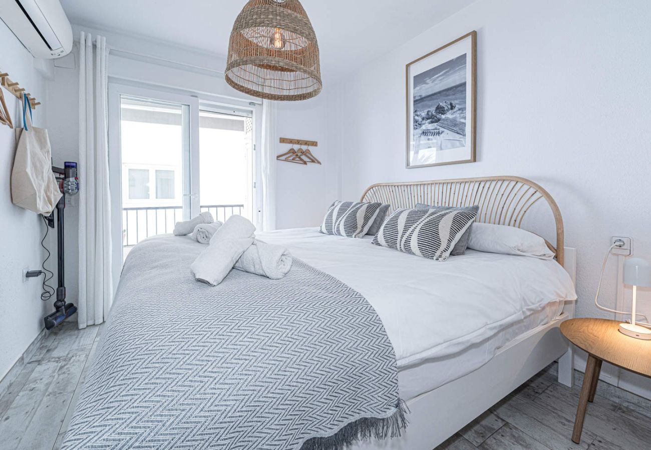 Helles Schlafzimmer mit Doppelbett mit großer, bequemer Matratze