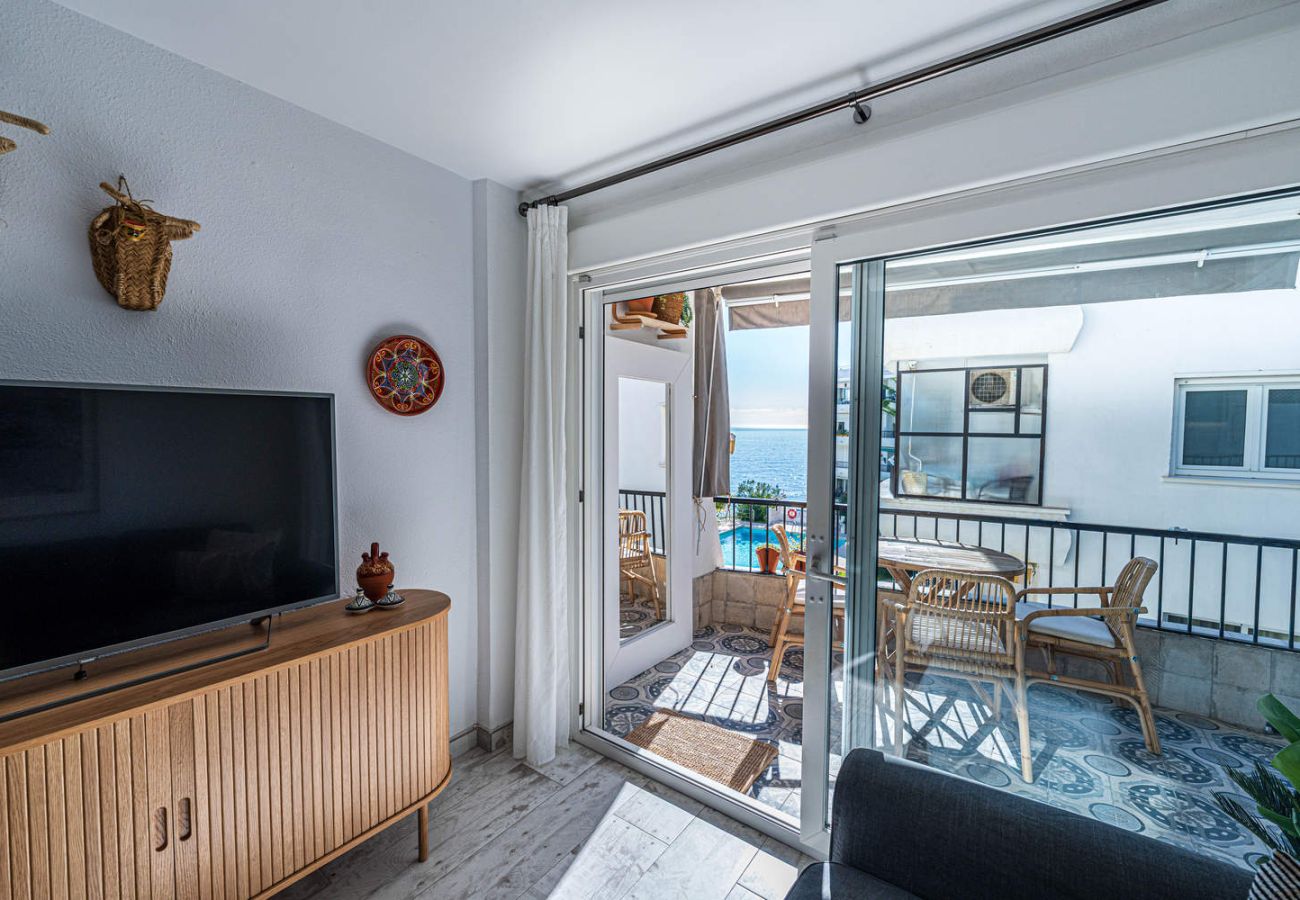 Wohnbereich mit Sofa und Fernseher in Acapulco Playa 302