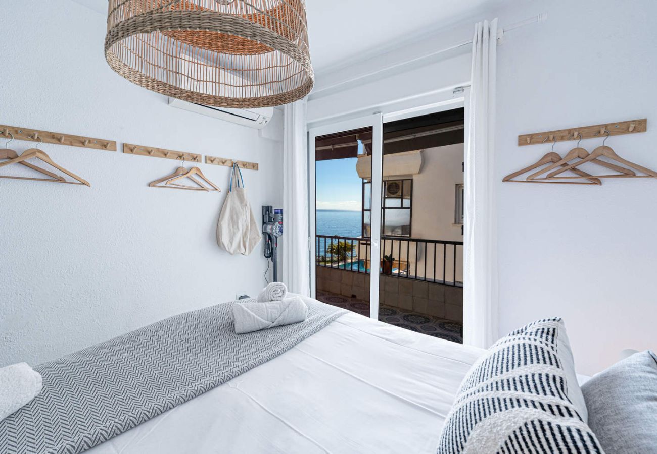 Komfortables Doppelzimmer, im Bild ist der Dyson-Staubsauger für Gäste zu sehen.