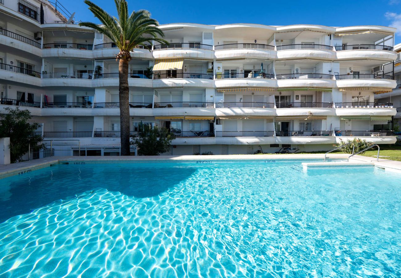 Sonniger Pool, immer verfügbar in Acapulco 302 mit Blick auf das Gebäude