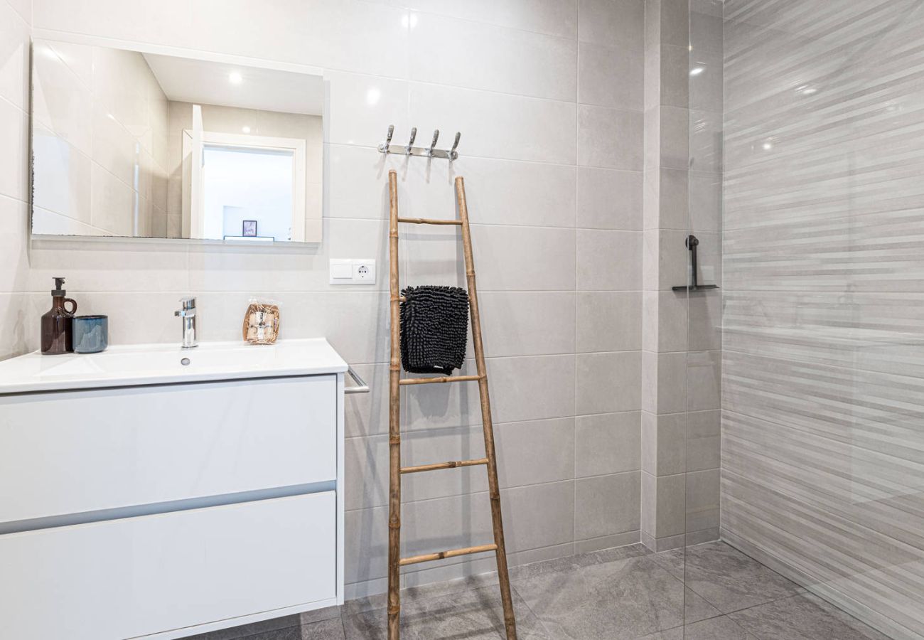 Komplett ausgestattetes, modernes Badezimmer in Acapulco Playa 302