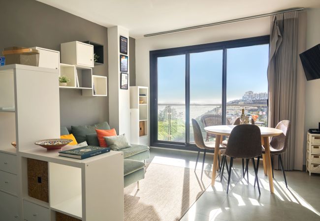 Modernes Wohnzimmer mit direktem Terrassenzugang und Meerblick in Balcón del Mar Nerja.