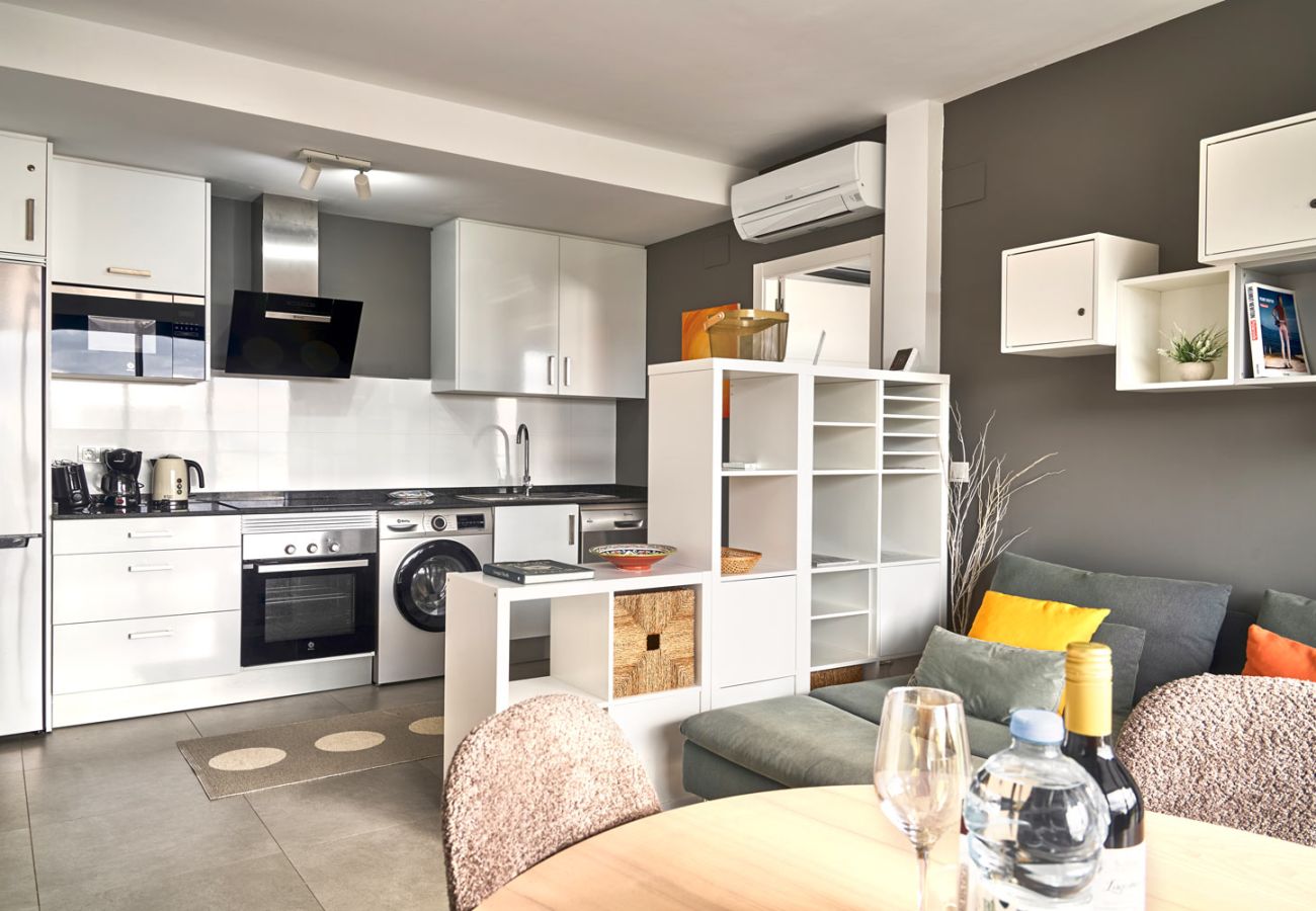 Hochwertige, voll ausgestattete Küche mit Backofen und Geschirrspüler in Ferienwohnung.