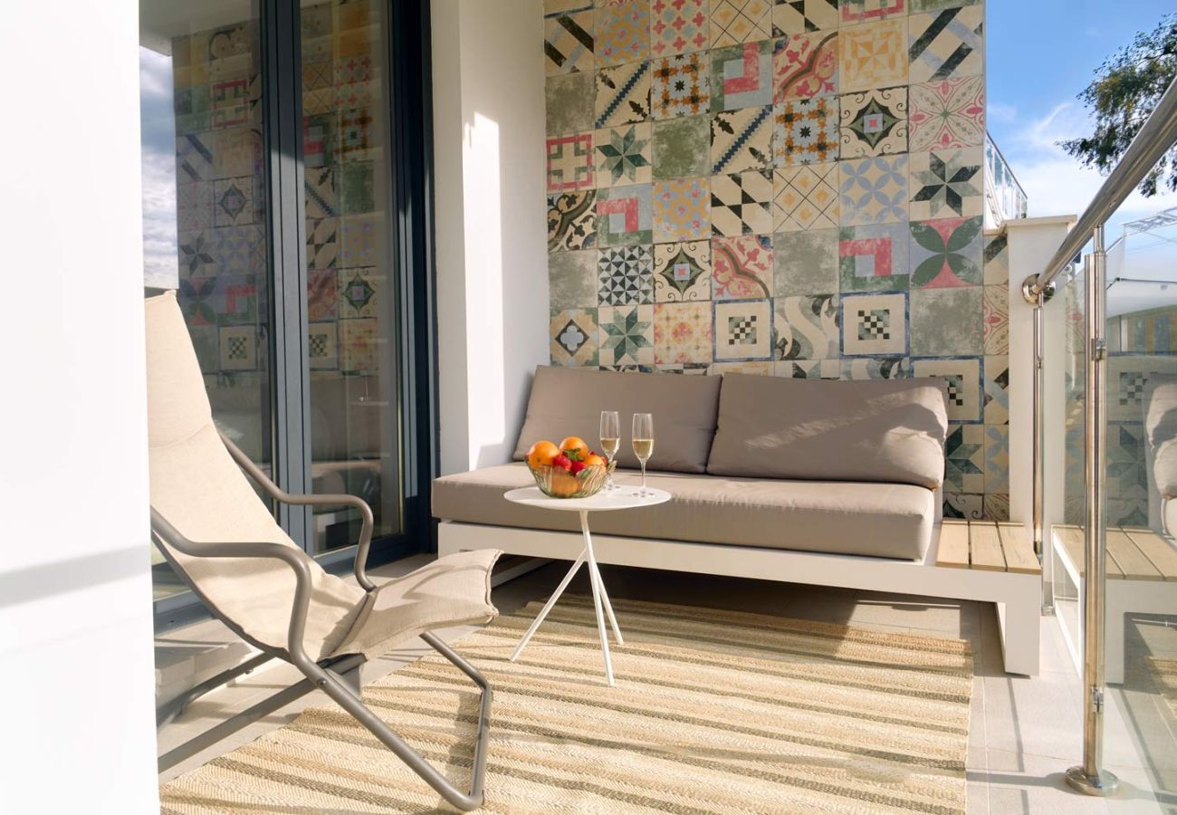 Outdoor-Loungebereich mit Sofa auf privater Terrasse mit Meerblick in Balcón del Mar.