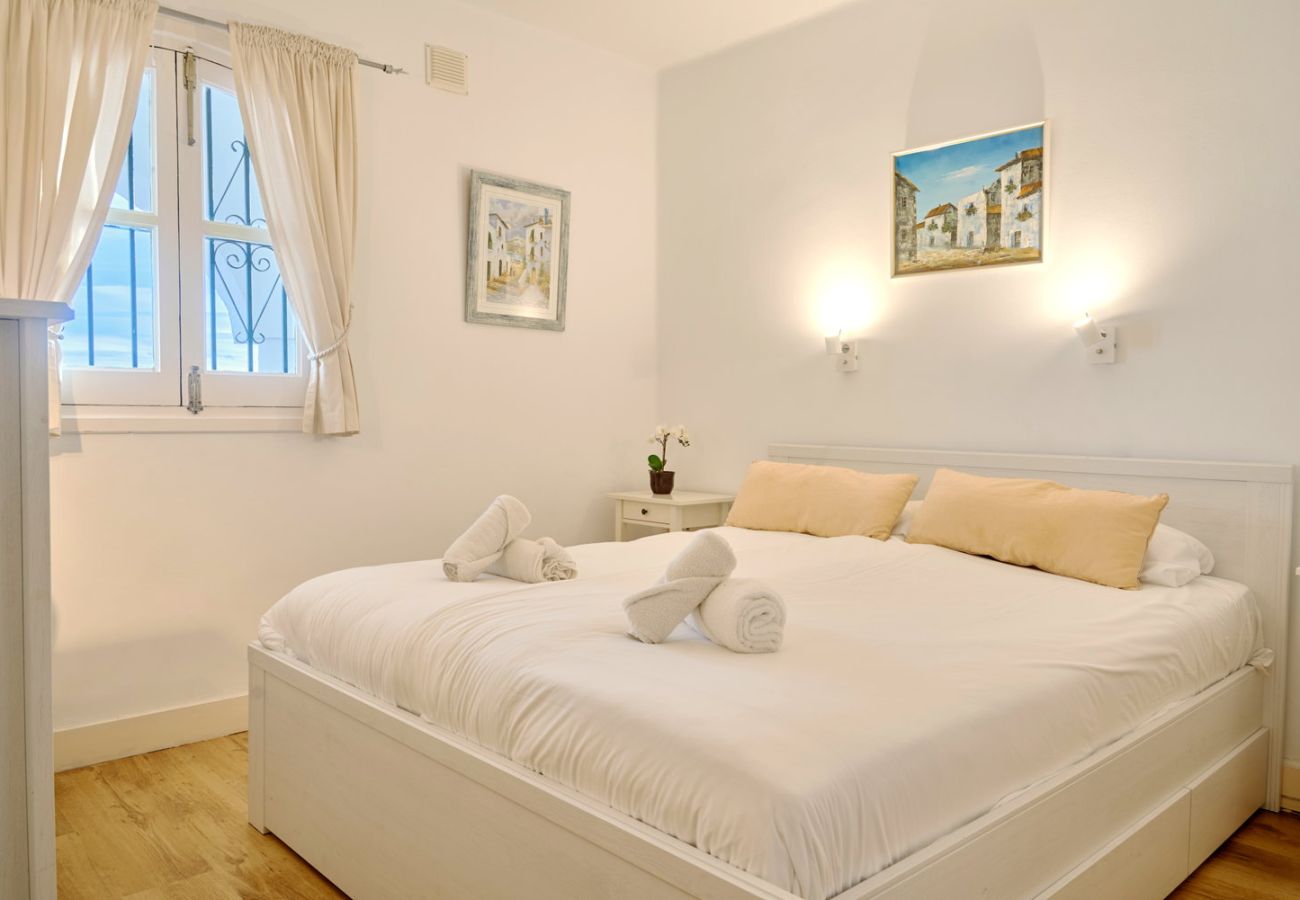 Hauptschlafzimmer mit Doppelbett und viel Tageslicht in der Ferienwohnung.