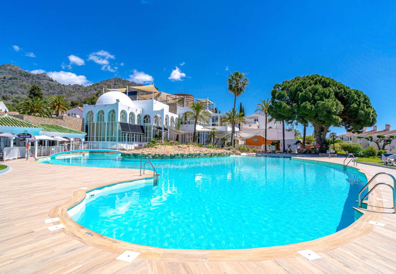 Großer Gemeinschaftspool mit Kinderbecken in San Juan de Capistrano, Nerja.