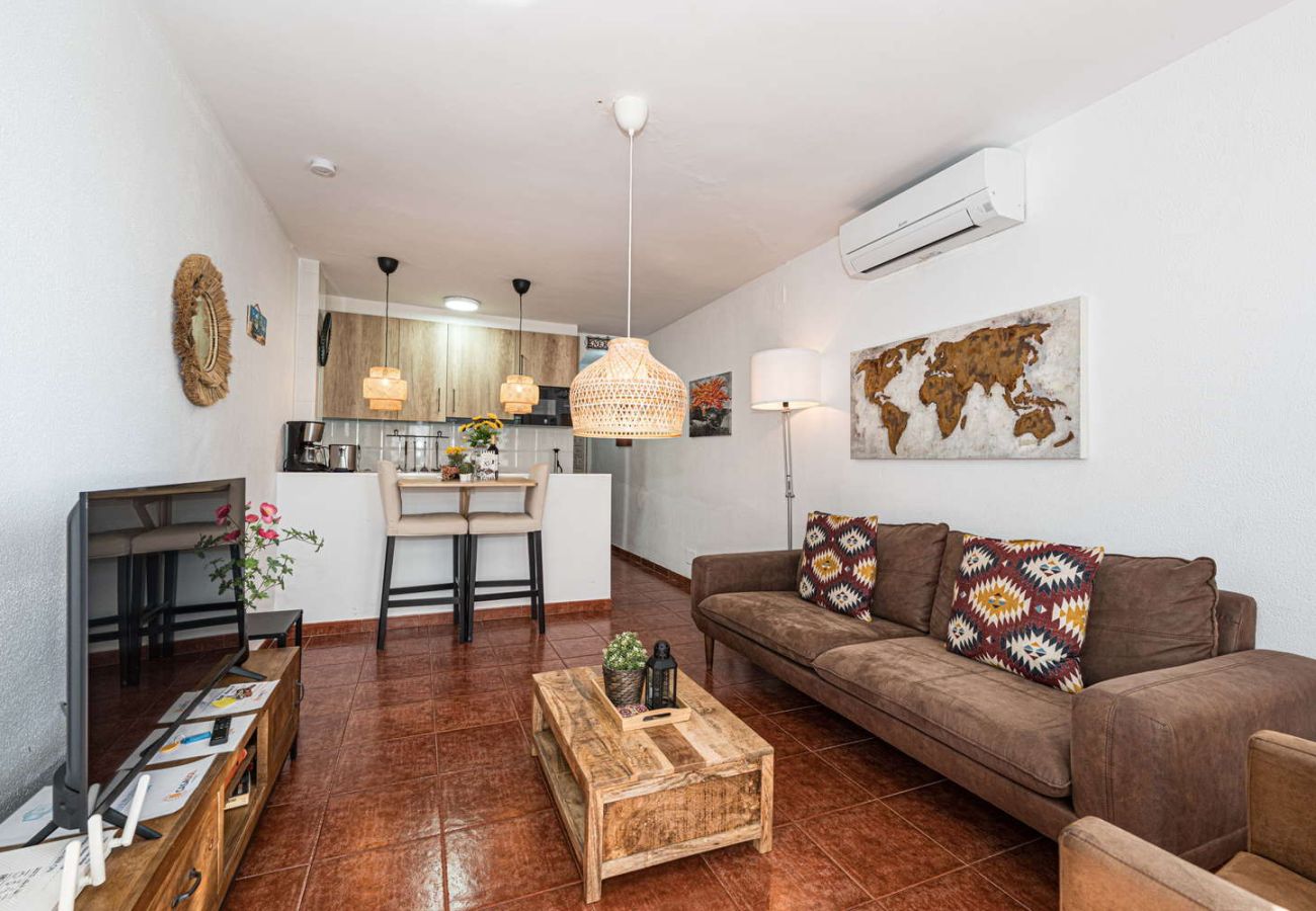 Modernes und helles Wohnzimmer mit Designermöbeln im Arce 5 Gebäude.