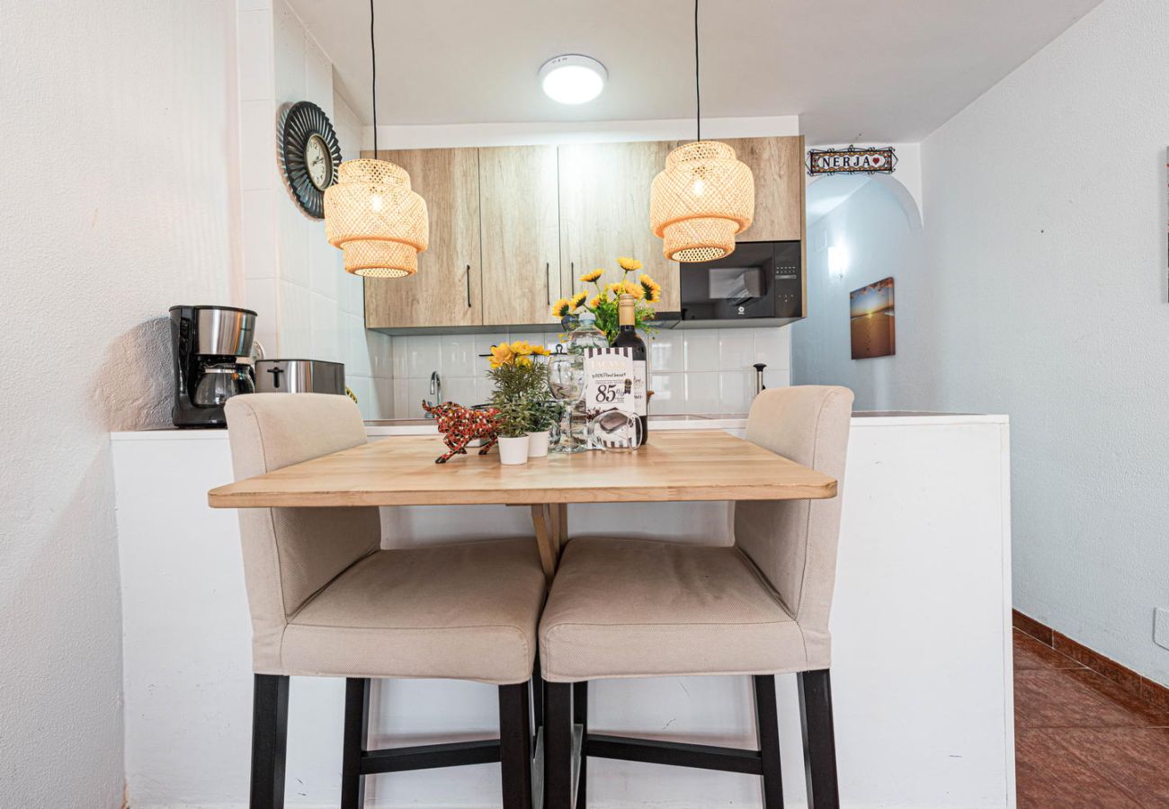 Essbereich und offene Küche mit Casasol Willkommenspaket: Wein und Pralinen.