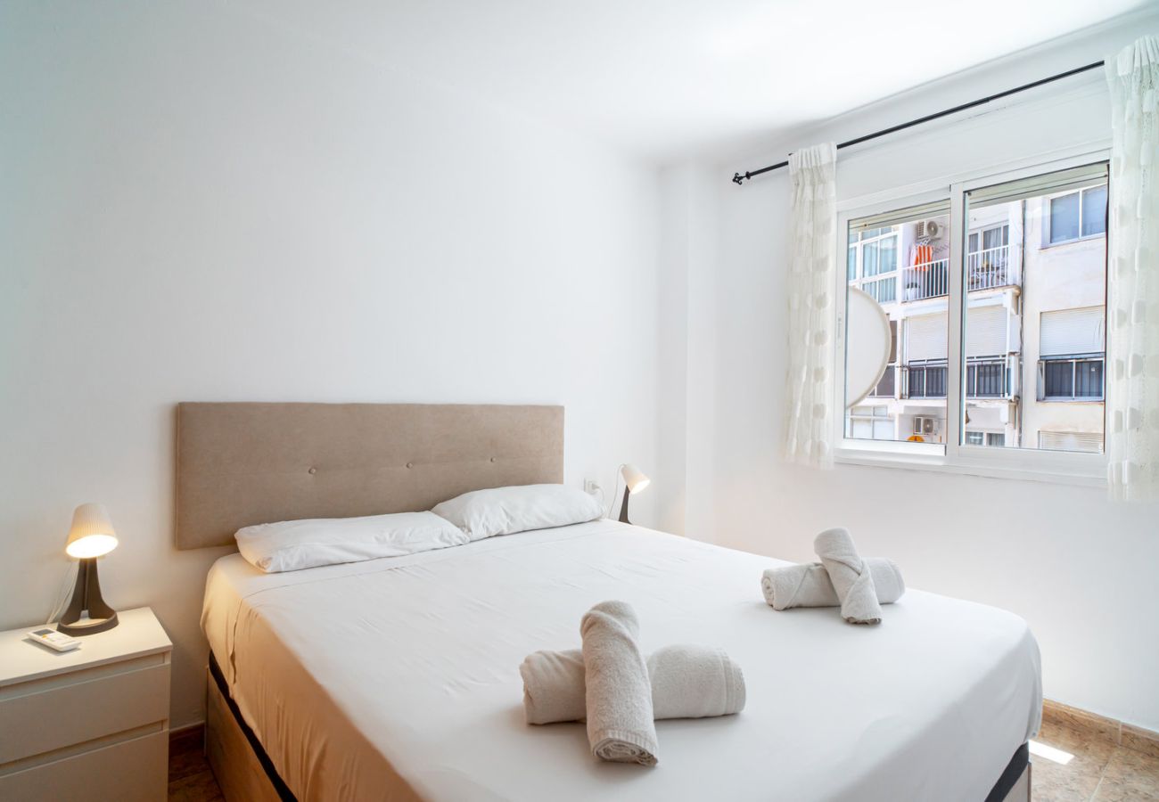 Hauptschlafzimmer mit Doppelbett und hochwertiger Matratze in Nerja.