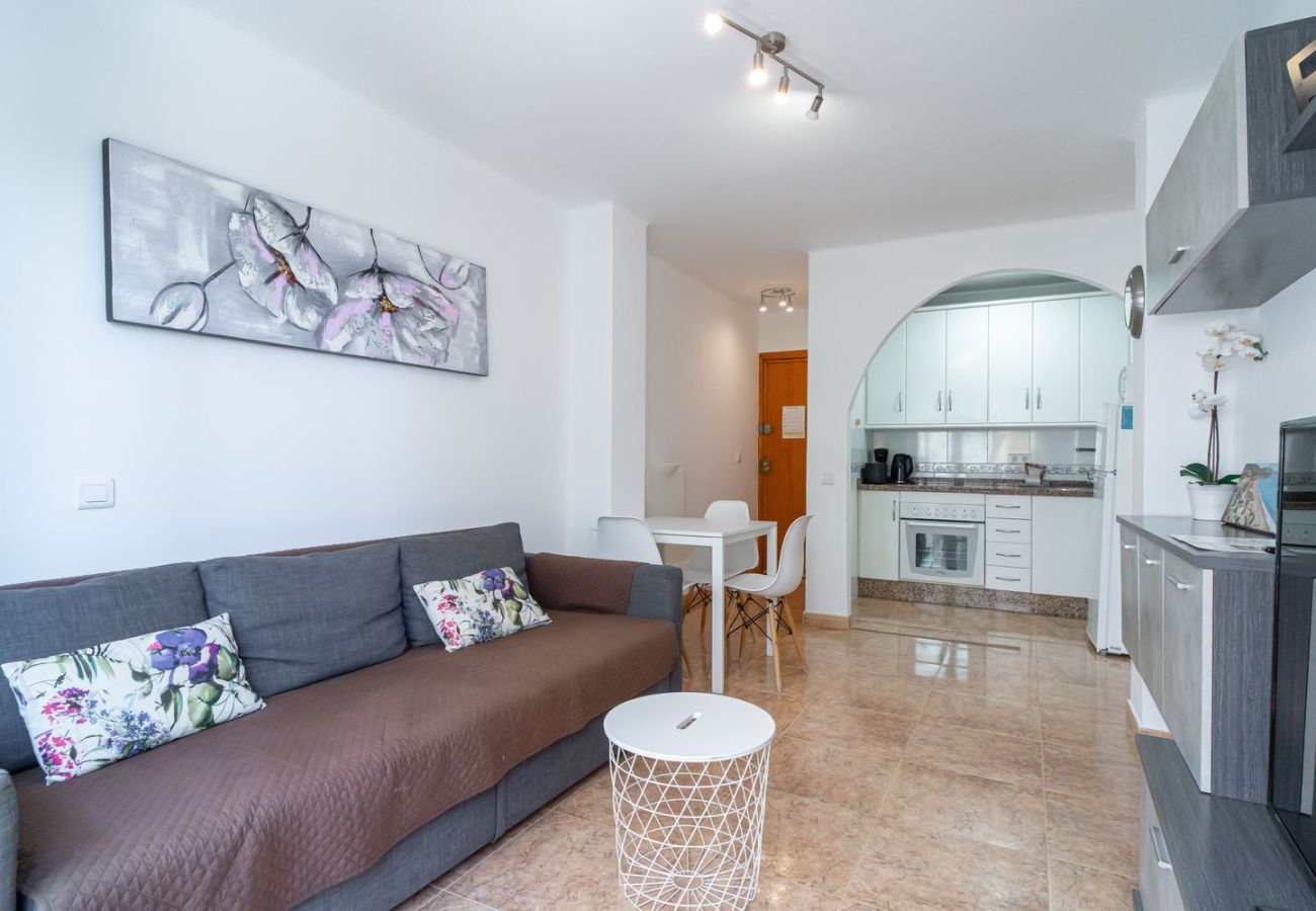 Offener Wohn-Essbereich mit integrierter Küche in einer Ferienwohnung in Nerja