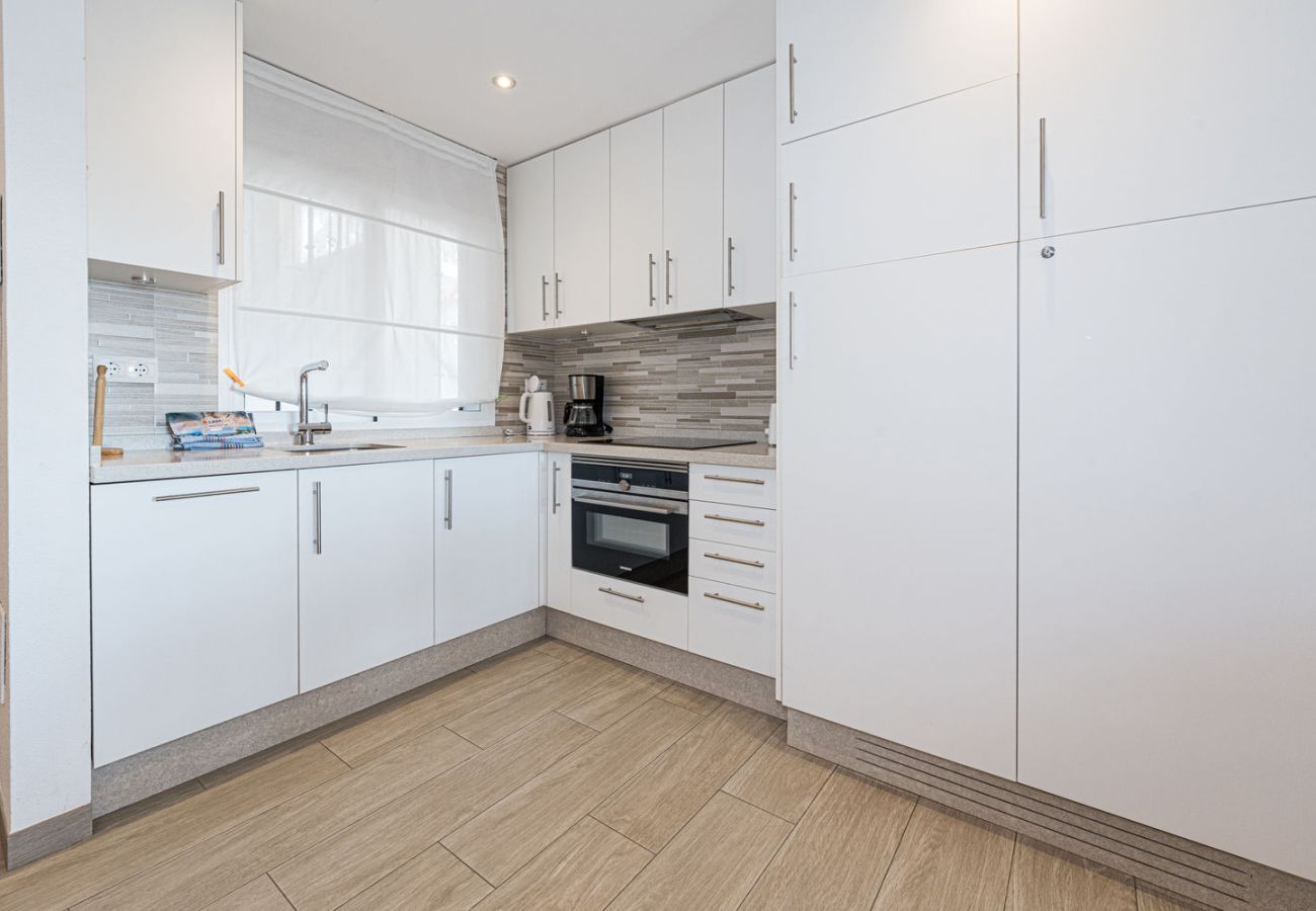 Moderne, voll ausgestattete Küche mit Geschirrspüler und Geräten in Valparaiso 1B.