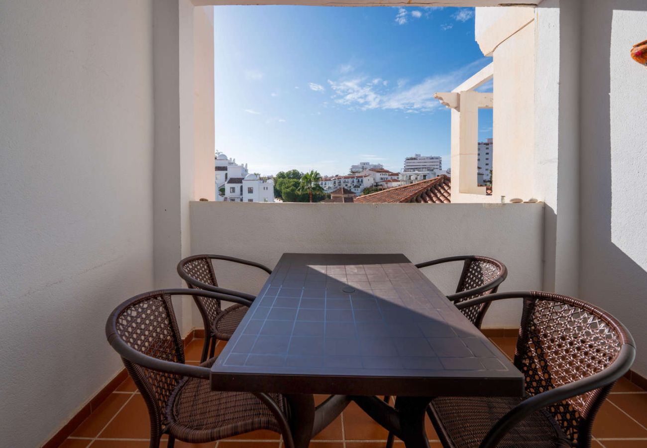 Private Terrasse mit Esstisch im Freien im Apartment Valparaiso 1B Nerja.