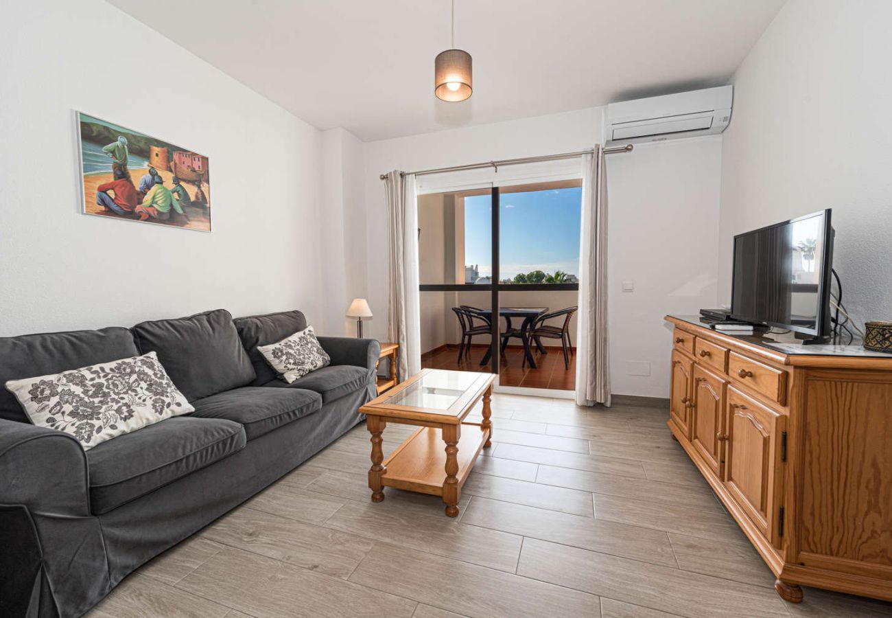 Helles Wohnzimmer mit Klimaanlage und direktem Zugang zur Terrasse in Valparaiso 1B.