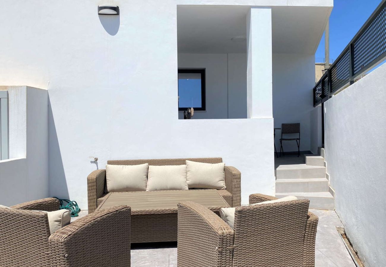 Apartment mit zwei Terrassen in Nerja: zweite private Terrasse mit Sofas und Lounge-Bereich.