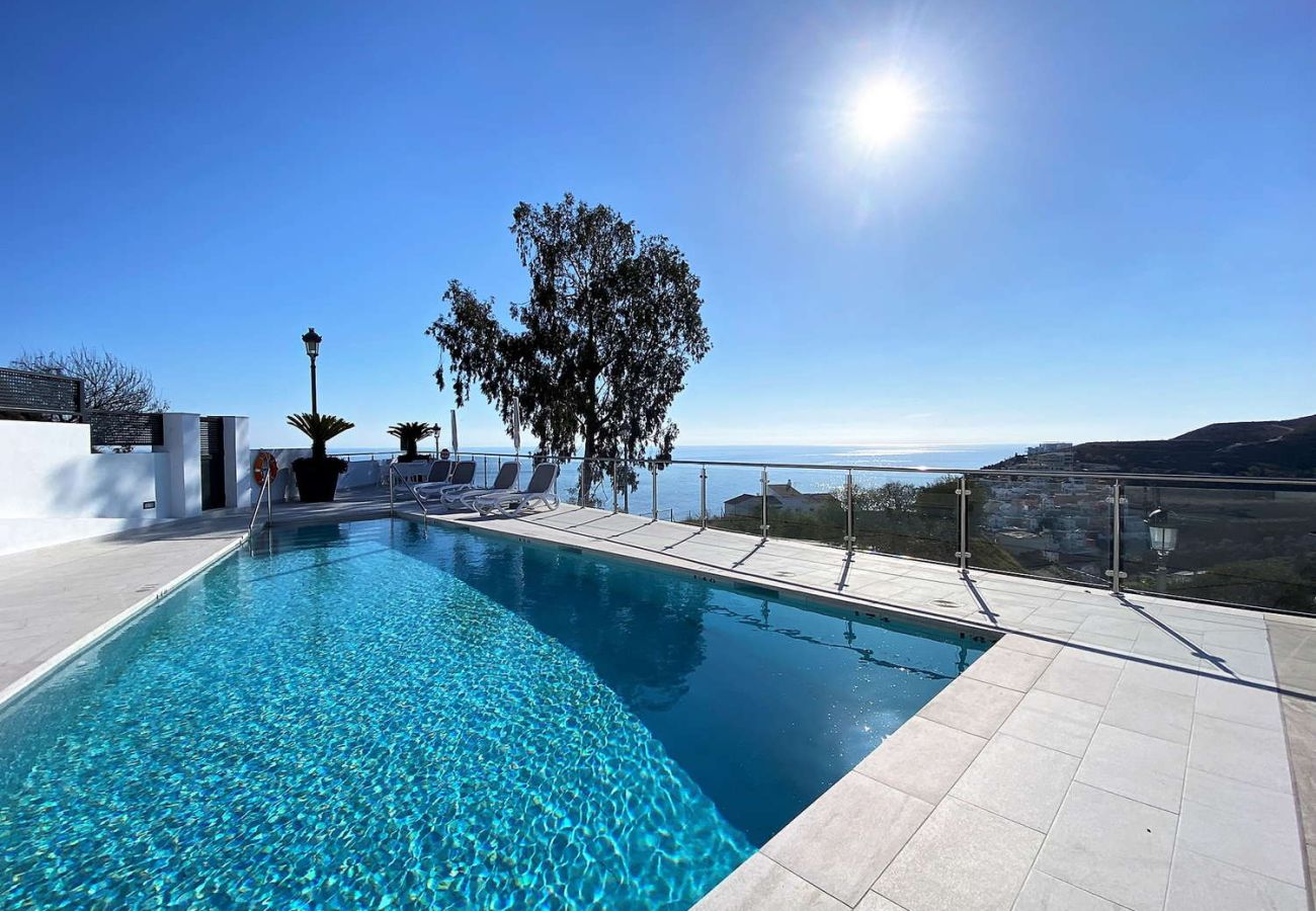 Beheizter Gemeinschaftspool mit Meerblick in der Anlage Balcon del Mar Nerja.