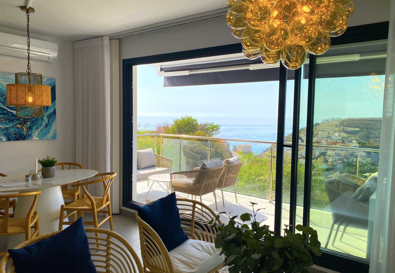 Helles Wohnzimmer mit Terrassenzugang und Meerblick in Nerja.