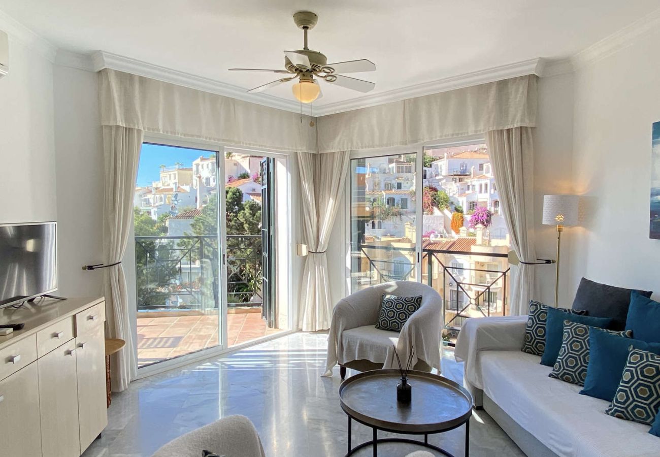 Geräumiges Wohn-/Esszimmer mit Schlafsofa in der Villa Lucena, ideal für Familien.