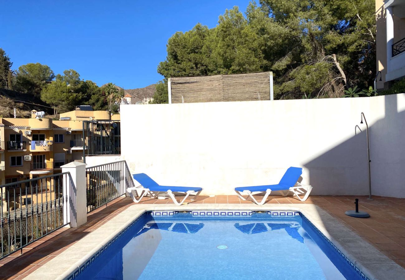 Sonnenterrasse mit Liegestühlen zum Entspannen in der Villa Lucena.