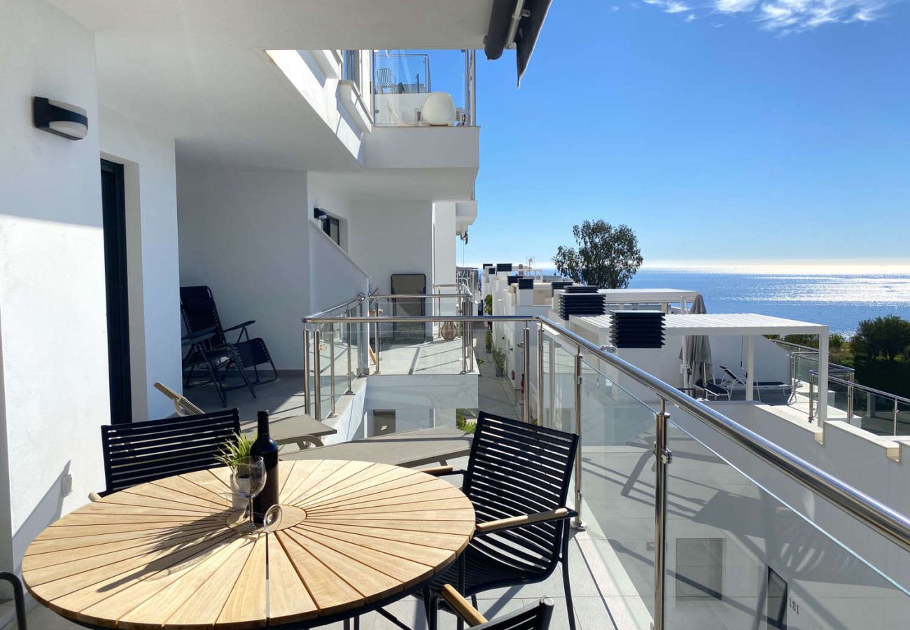 Private Terrasse mit Meer- und Naturblick in der Anlage Balcon del Mar Nerja.
