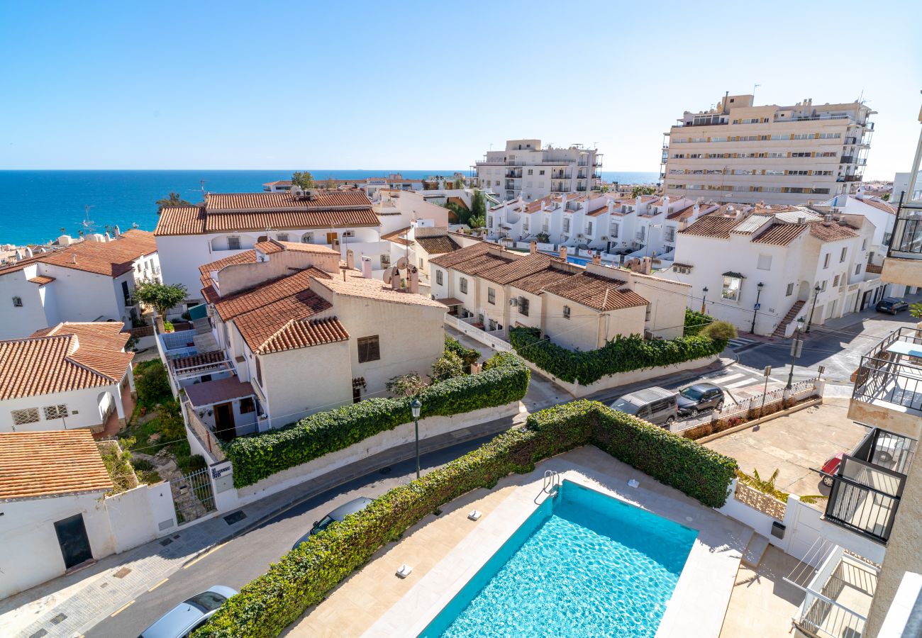 Private Terrasse mit Essbereich und Panoramablick auf das Meer in Nerja, Spanien.