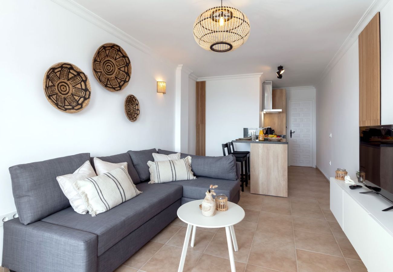 Modernes Interieur mit Smart-TV, Sofa und Highspeed-WLAN in einer Ferienwohnung in Torrecilla, Nerja.