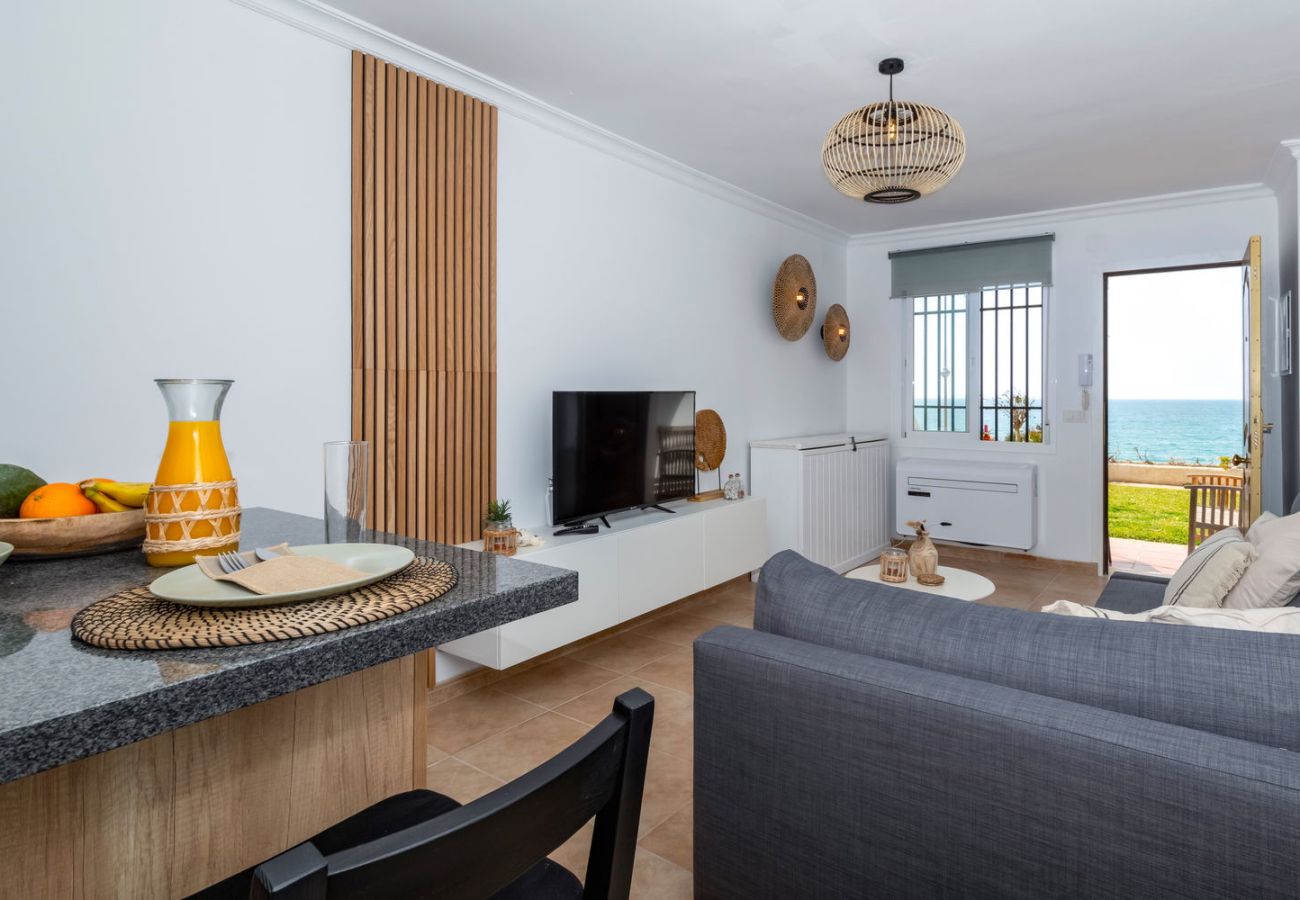 Modernes Wohnzimmer im Arce-Gebäude mit direktem Meerblick auf den Strand von Torrecilla in Nerja.