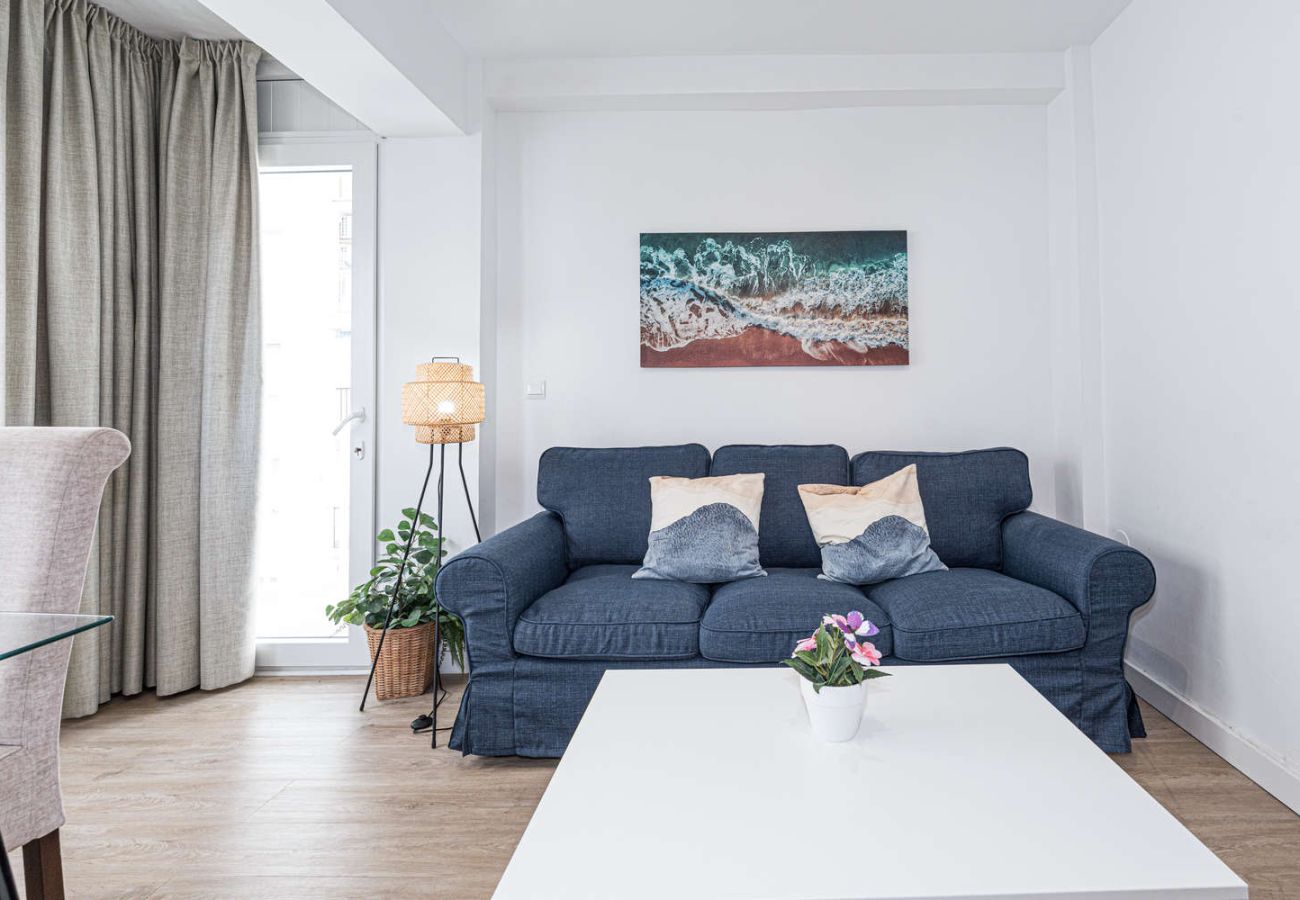 Gemütliches Wohnzimmer mit bequemem Sofa und viel Tageslicht in Strandnähe in Nerja.