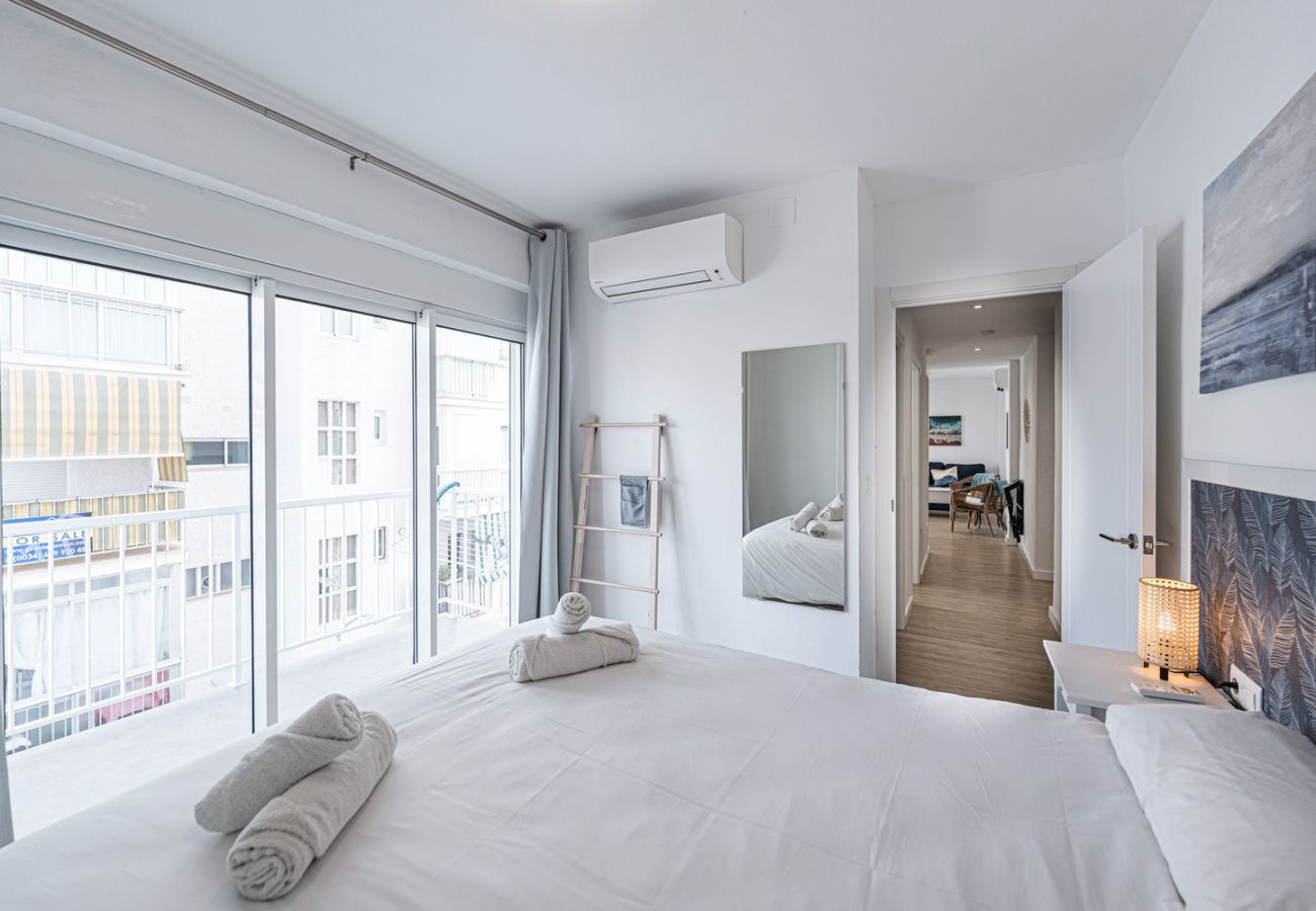 Hauptschlafzimmer mit Doppelbett und moderner Einrichtung im Apartment Gaviota 3 Nerja.