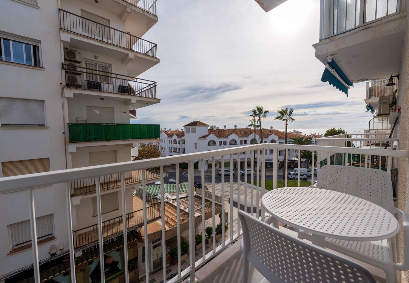 Privater Balkon mit Tisch und Stühlen für ein Frühstück im Freien in Torrecilla Nerja.
