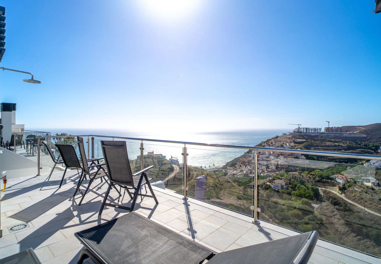 Private Dachterrasse mit Grill, Sonnenliegen und Meerblick im Duplex-Penthouse in Nerja.