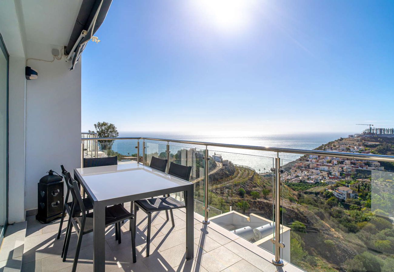 Private Penthouse-Terrasse in Nerja mit Panoramablick auf das Mittelmeer und Gartenmöbeln in Balcón del Mar.